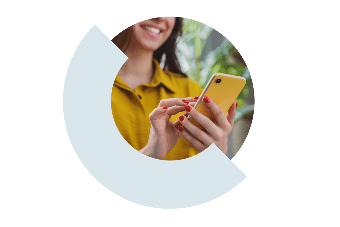 Jonge professional de GoTo-app onderweg gebruikt op een mobiel apparaat.