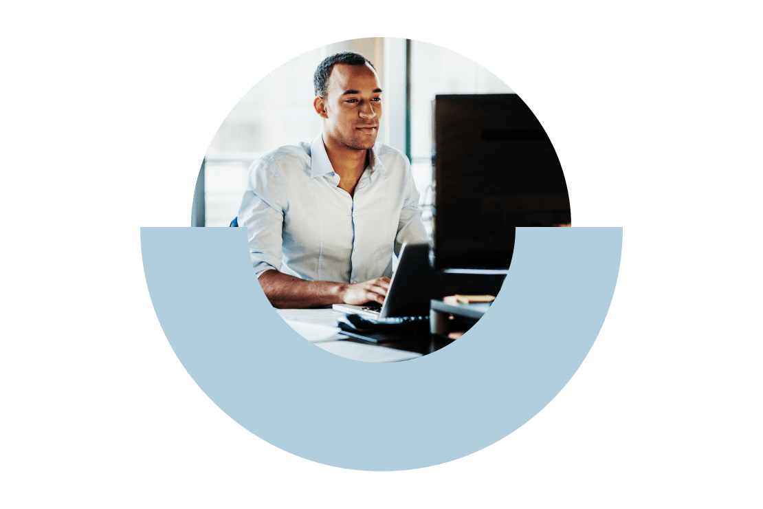 Professional die de GoTo-app gebruikt op een compatibele kantoortelefoon in een thuiskantoor.