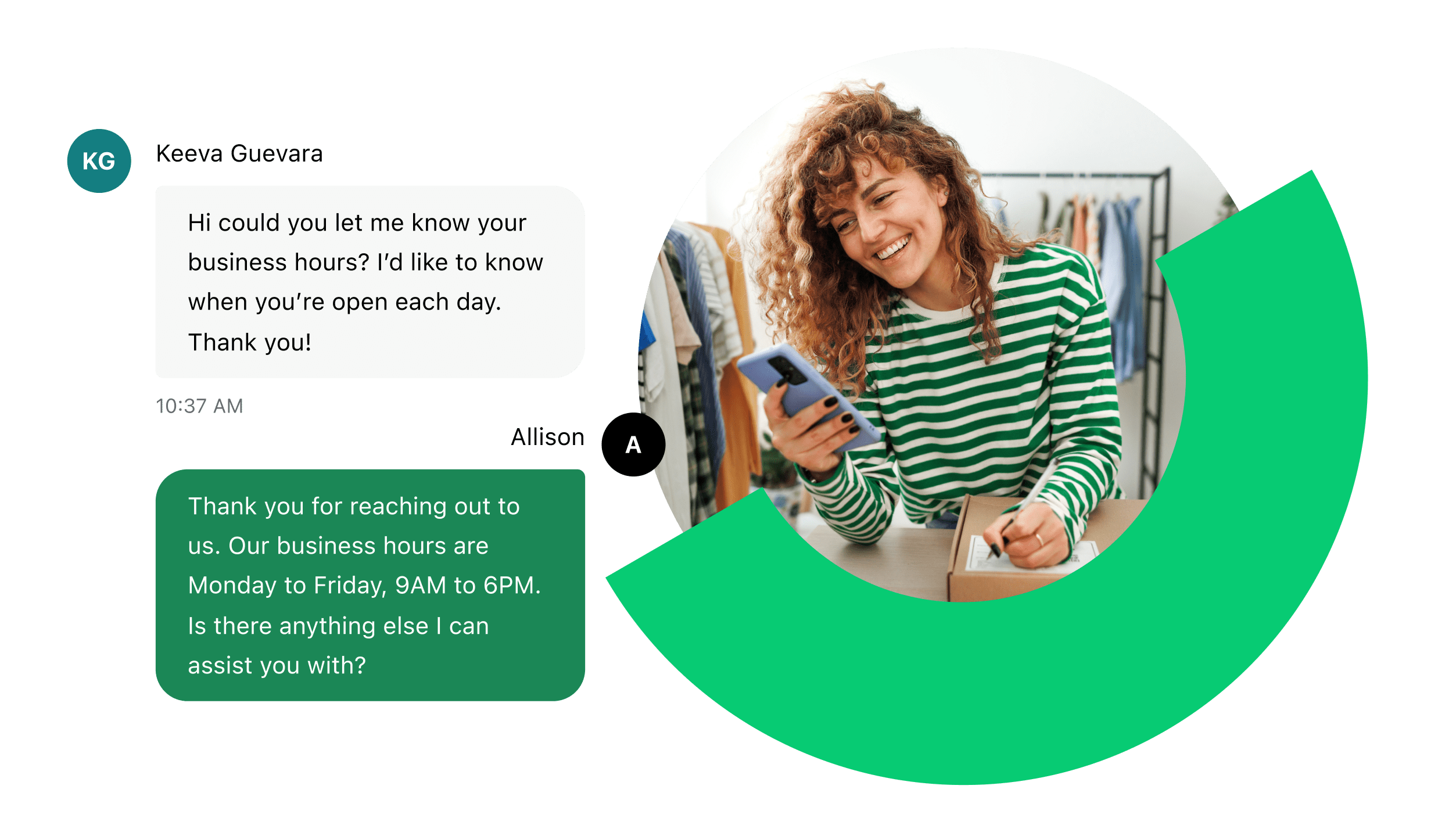 Un employé souriant, mobile à la main avec GoTo Connect, la messagerie SMS professionnelle pour interagir avec les clients.