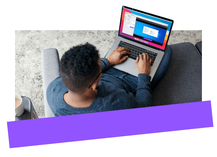 Un uomo che lavora al suo computer portatile per scalare la sua attività.