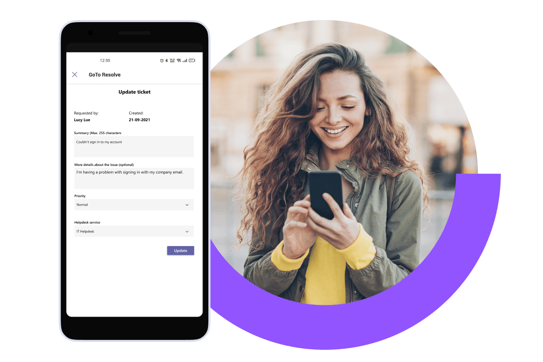 Vrouw die gebruikmaakt van de gratis software voor monitoring en beheer op afstand van GoTo Resolve op een mobiel apparaat.