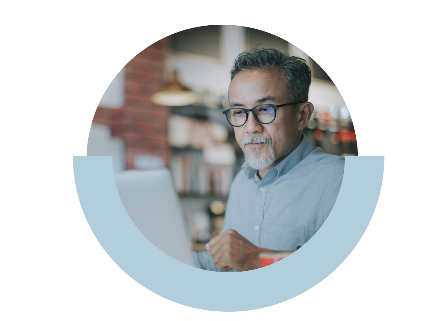 Hombre automatizando tareas con el software de supervisión y gestión remotas (RMM) de GoTo Resolve.