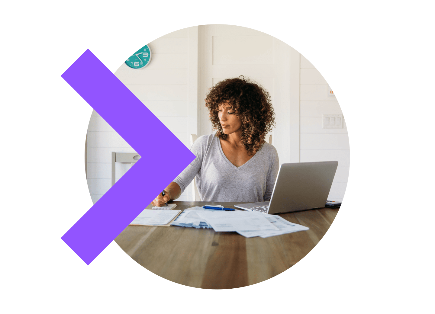 Mujer disfrutando de un tiempo de actividad mejorado con el software de supervisión y gestión remotas (RMM) de GoTo Resolve.