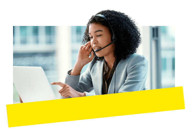 Funcionário(a) público(a) se comunicando com sua equipe de forma eficiente usando o GoTo Connect em vários canais.