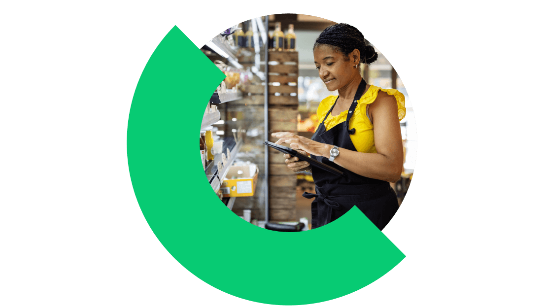 Gerente usando o GoTo Connect para simplificar as interações com clientes e dar mais transparência à equipe com uma plataforma de comunicação unificada.