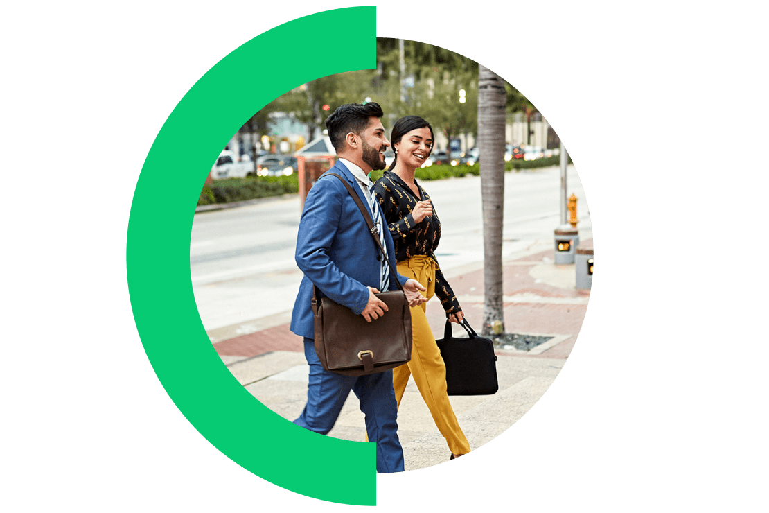 Twee kantoormedewerkers die de voordelen bespreken van een webinar dat ze kort geleden hebben bijgewoond.