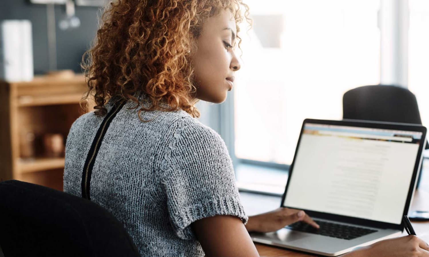 Woman on laptop working.